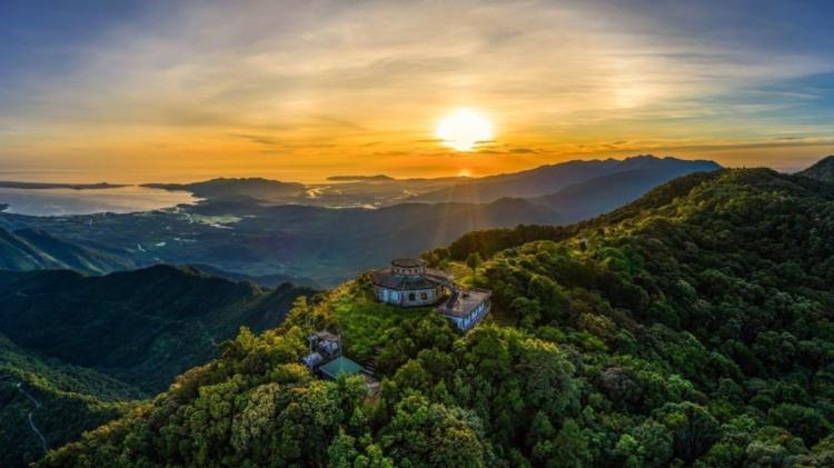 Rừng Bạch Mã phủ mây với thác nước và núi cao