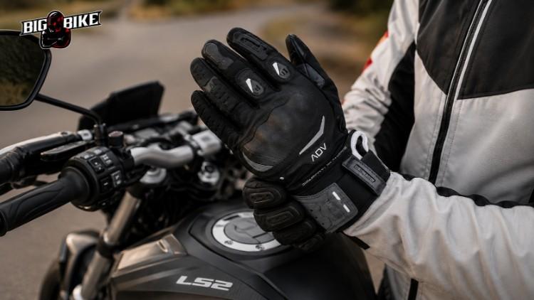 Găng tay phượt moto hỗ trợ bám tay lái tốt hơn