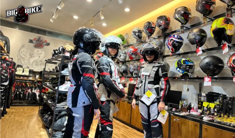 Bigbike hỗ trợ chuẩn bị đồ bảo hộ và hành lý cho chặng xe máy trước khi leo núi