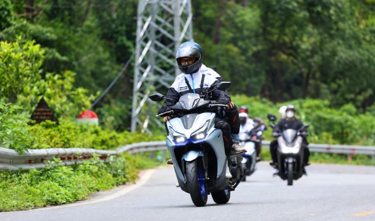 Yamaha NVX phượt trong mọi điều kiện thời tiết an toàn