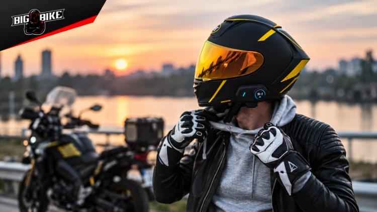 Biker đội mũ fullface sử dụng tai nghe gắn mũ bảo hiểm