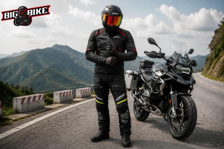 Kiểm tra size và form quần áo bảo hộ trước khi đi