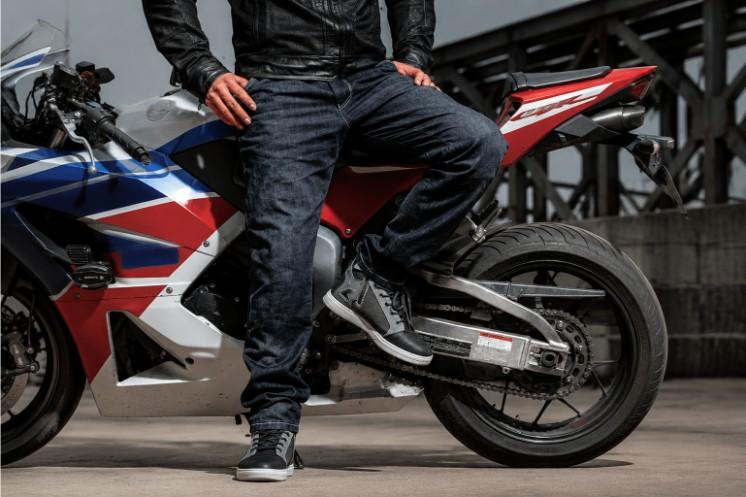 Biker phù hợp sử dụng đồ bảo hộ Scoyco Jean trong nhiều nhu cầu chạy xe