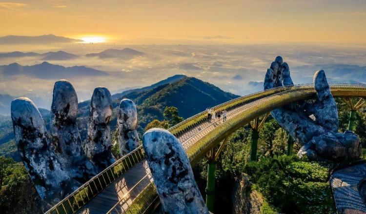 Bà Nà Hills và Cầu Vàng giữa khung cảnh núi rừng hùng vĩ