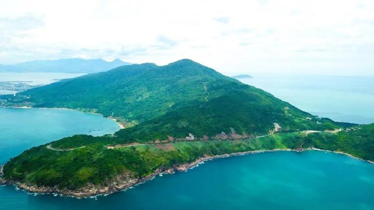 Bán đảo Sơn Trà Đà Nẵng nhìn từ trên cao với rừng xanh và biển rộng