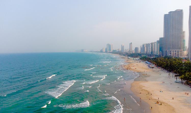 Biển Mỹ Khê trong xanh, điểm dừng thư giãn sau những cung đường dài