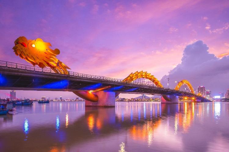 Cầu Rồng Đà Nẵng phun lửa và phun nước vào buổi tối bên sông Hàn