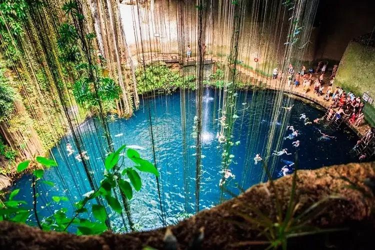Giếng Trời Đà Nẵng với suối đá và cảnh thiên nhiên hoang sơ