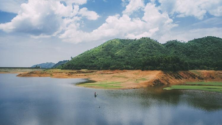 Hồ Hòa Trung Đà Nẵng với bãi cỏ rộng và không gian cắm trại ngoài trời