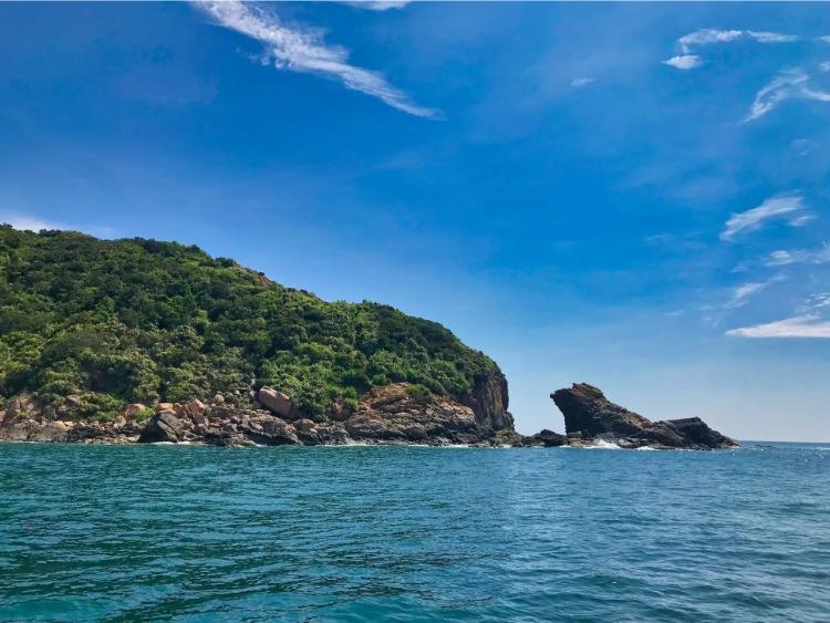 Mũi Nghê Sơn Trà Đà Nẵng với cảnh bình minh và biển xanh nhìn từ mỏm đá