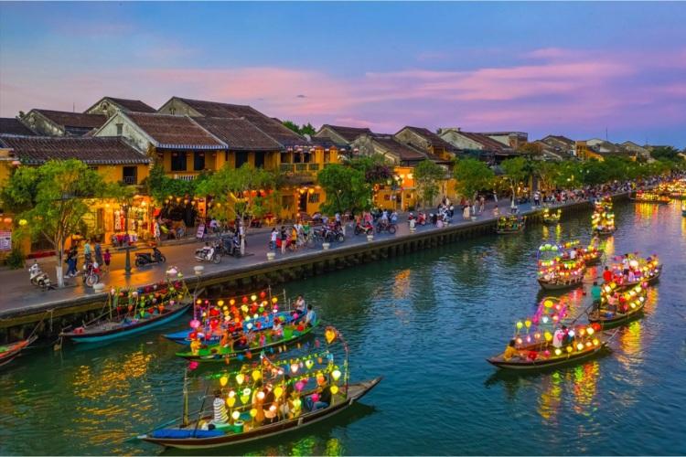 Phố cổ Hội An gần Đà Nẵng với đèn lồng, nhà cổ và không gian về đêm