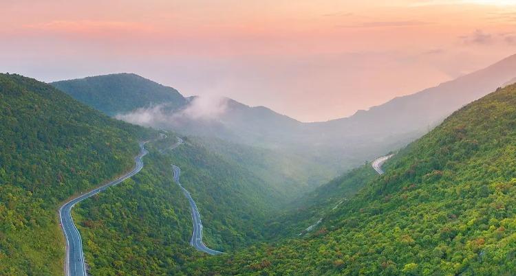 Phượt Đà Nẵng qua đèo Hải Vân với cung đường ven núi uốn lượn