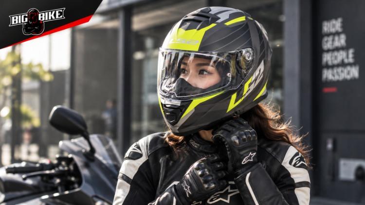 Nữ biker đội mũ bảo hiểm fullface LS2