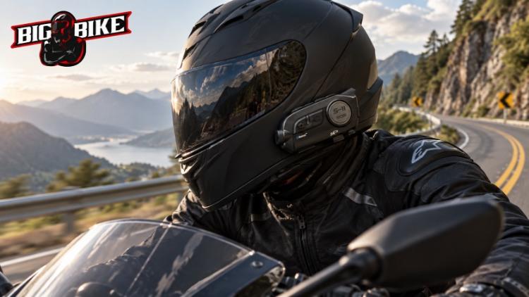 Biker đội mũ fullface lắp tai nghe Bluetooth Sena khi chạy xe trên cung đường đèo