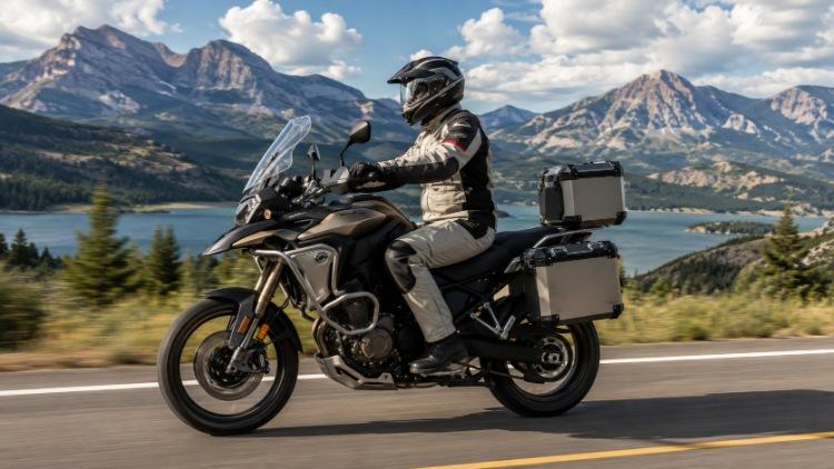 Biker chạy xe đường dài trên cung đường núi với tư thế lái ổn định