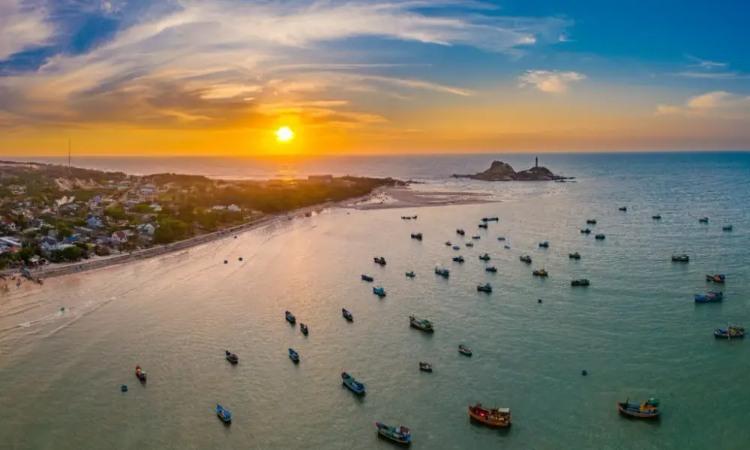 Biển Mũi Né Kê Gà bình yên với thuyền đánh cá và ánh hoàng hôn