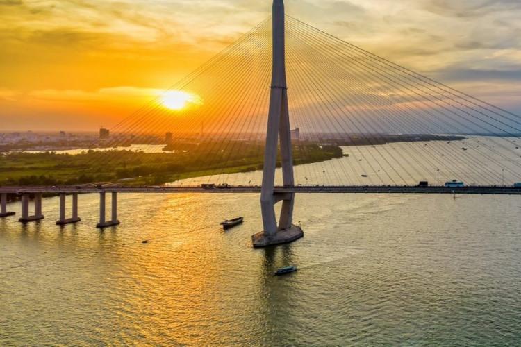 Cầu Cần Thơ bắc qua sông Hậu lúc hoàng hôn với khung cảnh yên bình