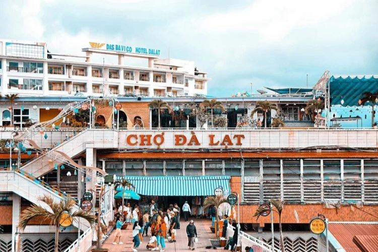 Chợ Đà Lạt đông vui trong lịch trình du lịch bằng xe máy