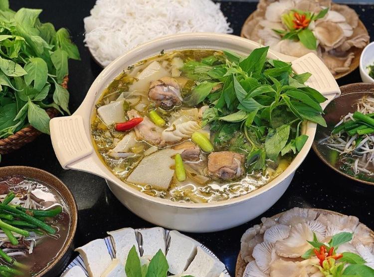 Lẩu gà lá é món ăn đặc sản nên thử khi đến Đà Lạt