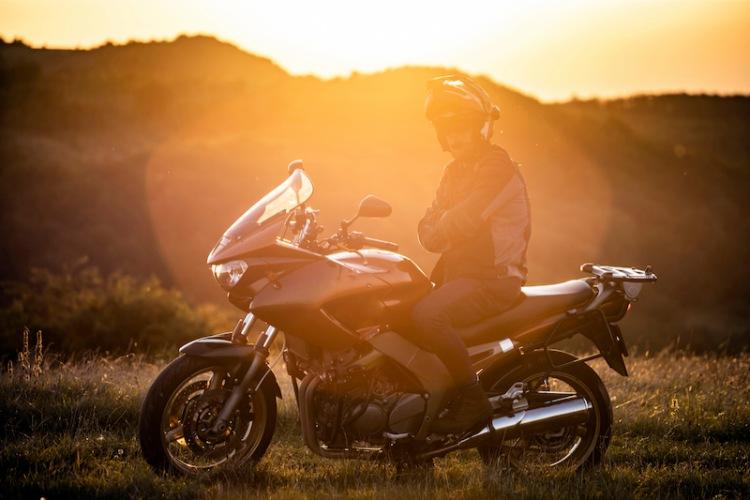 Biker kiểm tra bản đồ và lộ trình trước chuyến đi phượt bằng xe máy