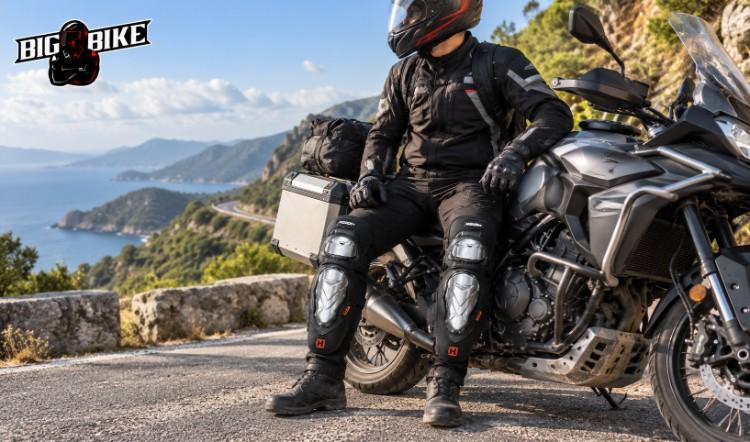 Biker sử dụng giáp bảo vệ đầu gối và ống chân khi dừng xe trên cung đường đi phượt