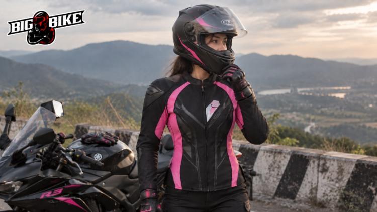 Biker nữ mặc áo giáp moto nữ màu đen