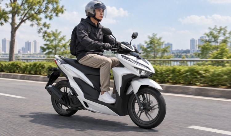 Xe tay ga Honda Vario màu trắng đang được người lái sử dụng