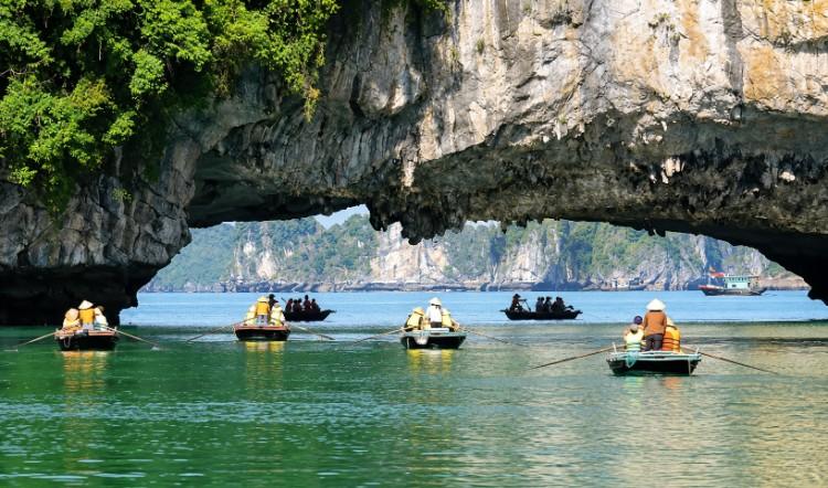 Hang Luồn phù hợp với nhóm đi Hạ Long