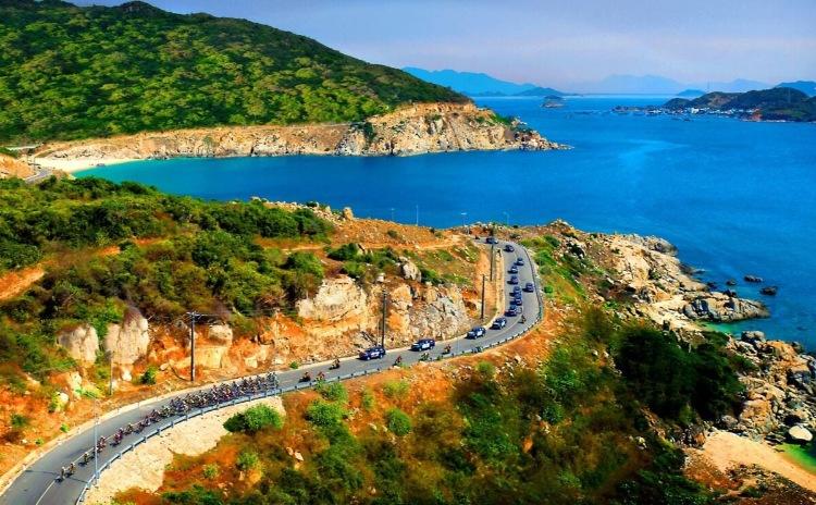 Cung đường Cam Ranh Vĩnh Hy ven biển với núi Chúa và làn nước xanh trong