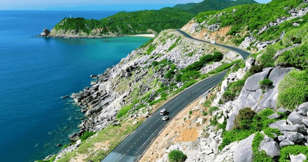 Cung đường Đèo Cổ Mã hướng về Cực Đông với cảnh biển hoang sơ lúc bình minh