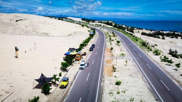 Cung đường Phan Rí Cửa Cổ Thạch với bãi đá bảy màu và biển xanh yên bình