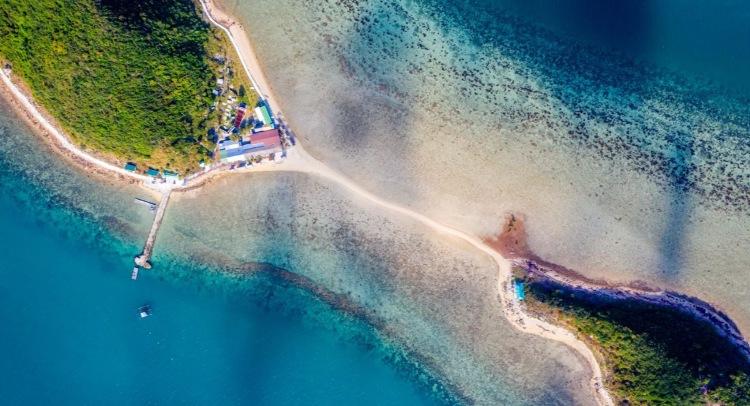 Cung đường Vân Phong Nha Trang với vịnh xanh, bãi cát trắng và núi ven biển