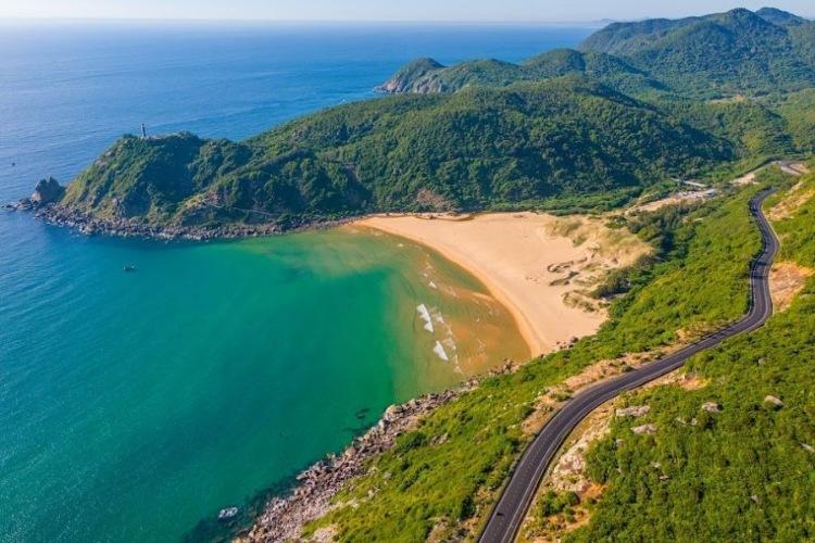 Đèo Cả nối Phú Yên và Khánh Hòa với tầm nhìn rộng ra biển Đông