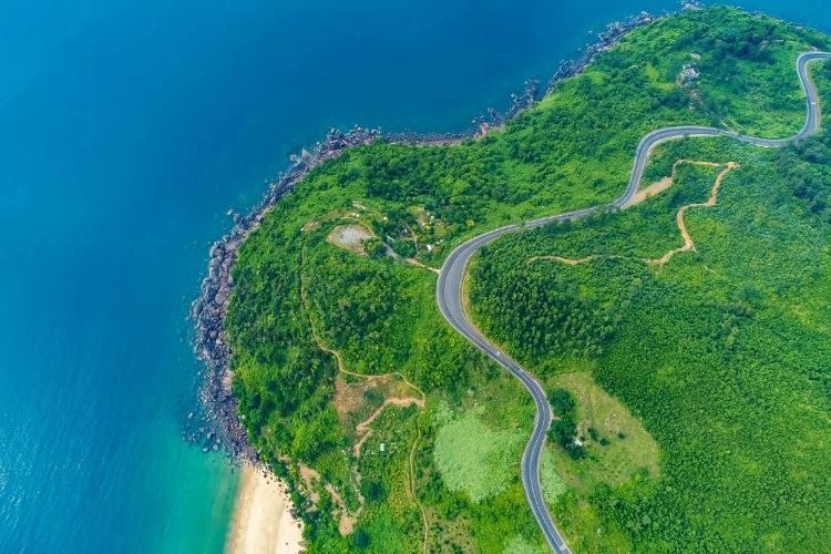 Đèo Hải Vân uốn lượn giữa núi Bạch Mã và biển xanh nhìn ra vịnh Lăng Cô