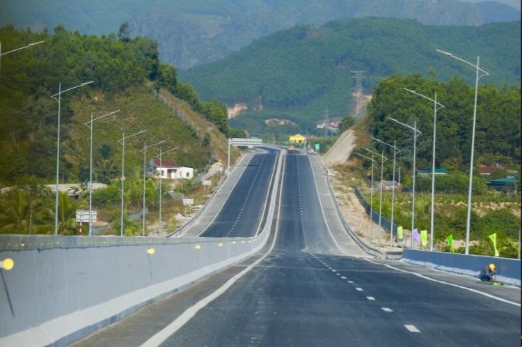 Đường bao biển Hạ Long Cẩm Phả nhìn ra vịnh và núi đá