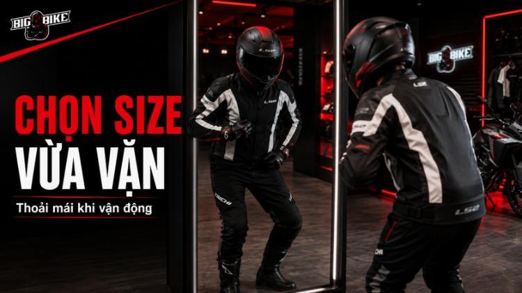 Biker thử size quần áo bảo hộ trước gương trong showroom Bigbike