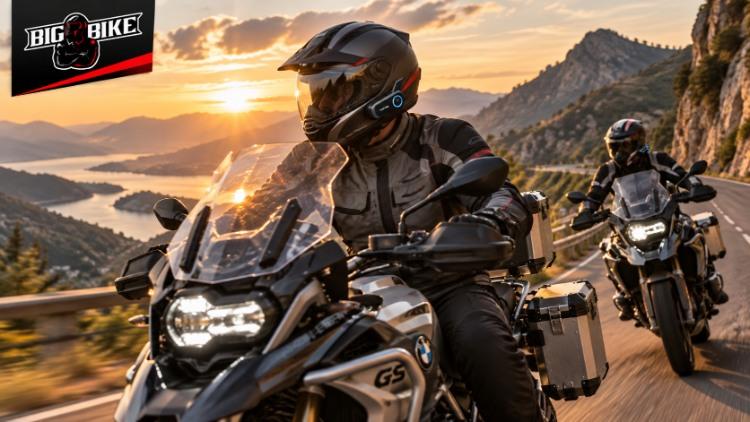 Hai biker dùng tai nghe Bluetooth Sena để liên lạc khi đi tour
